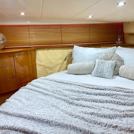 Instagrammable Yacht Malta Πλωτό κατάλυμα *