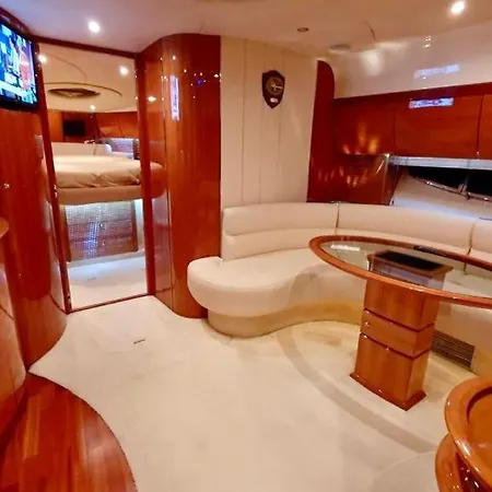 Instagrammable Yacht Malta Úszó hotel